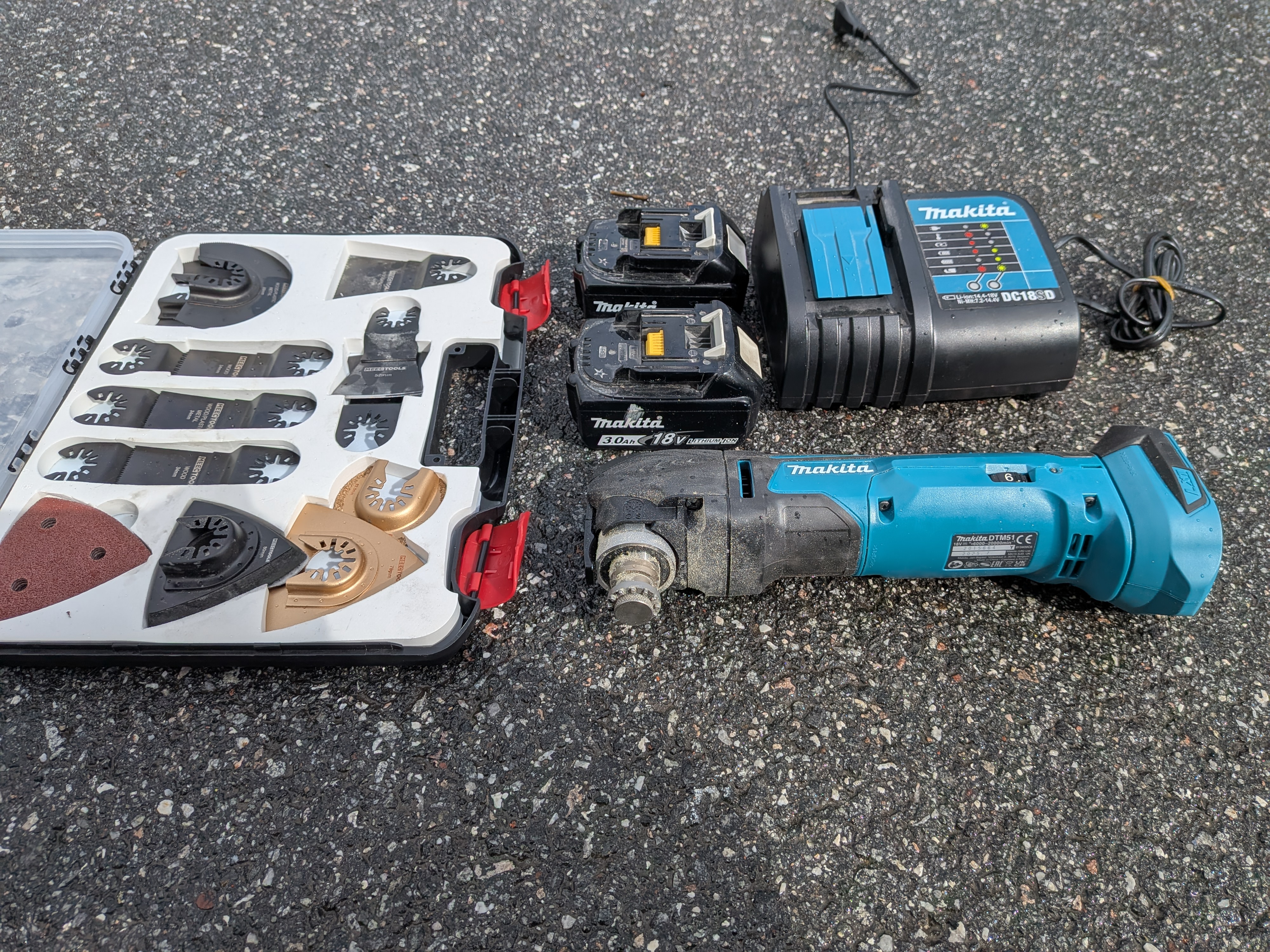 Makita multiverktyg 18v – komplett kit med 2 batterier & tillbehörsbox