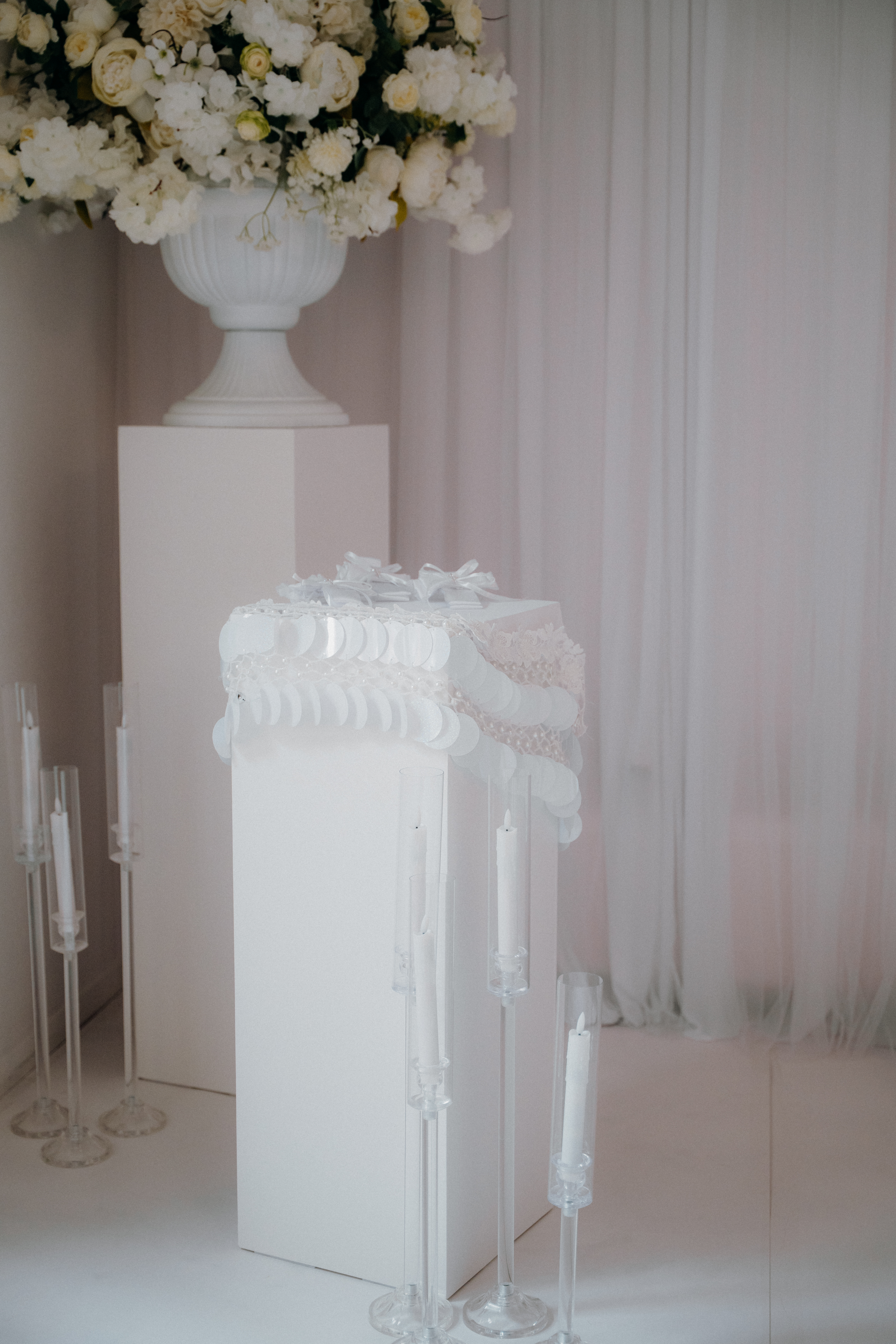 4st vita & 3st svarta piedestaler 