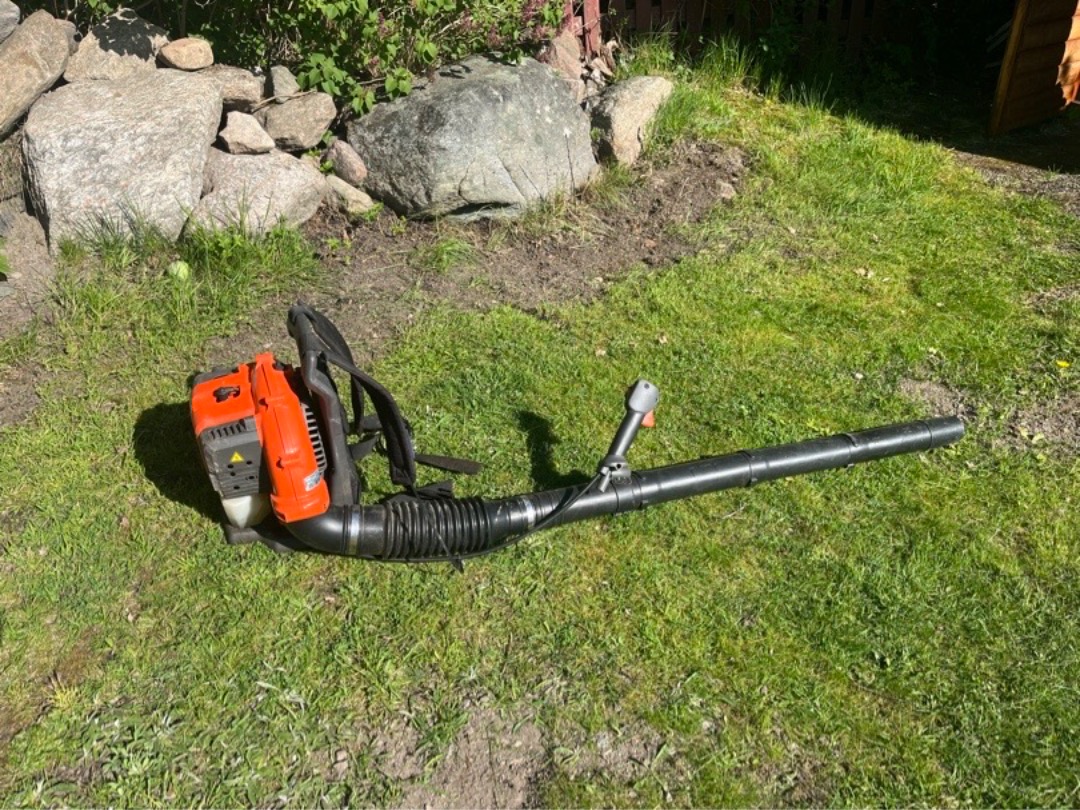 Kraftfull ryggburen lövblås husqvarna 530bt