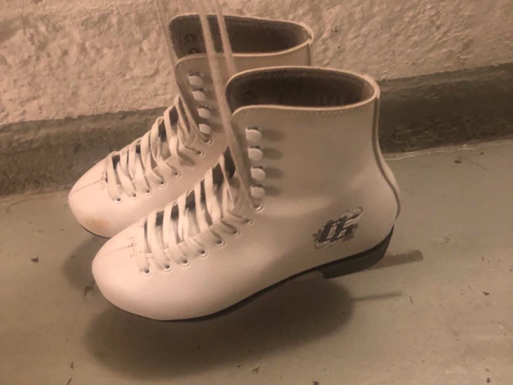 Vita skridskor strlk 37 & 39