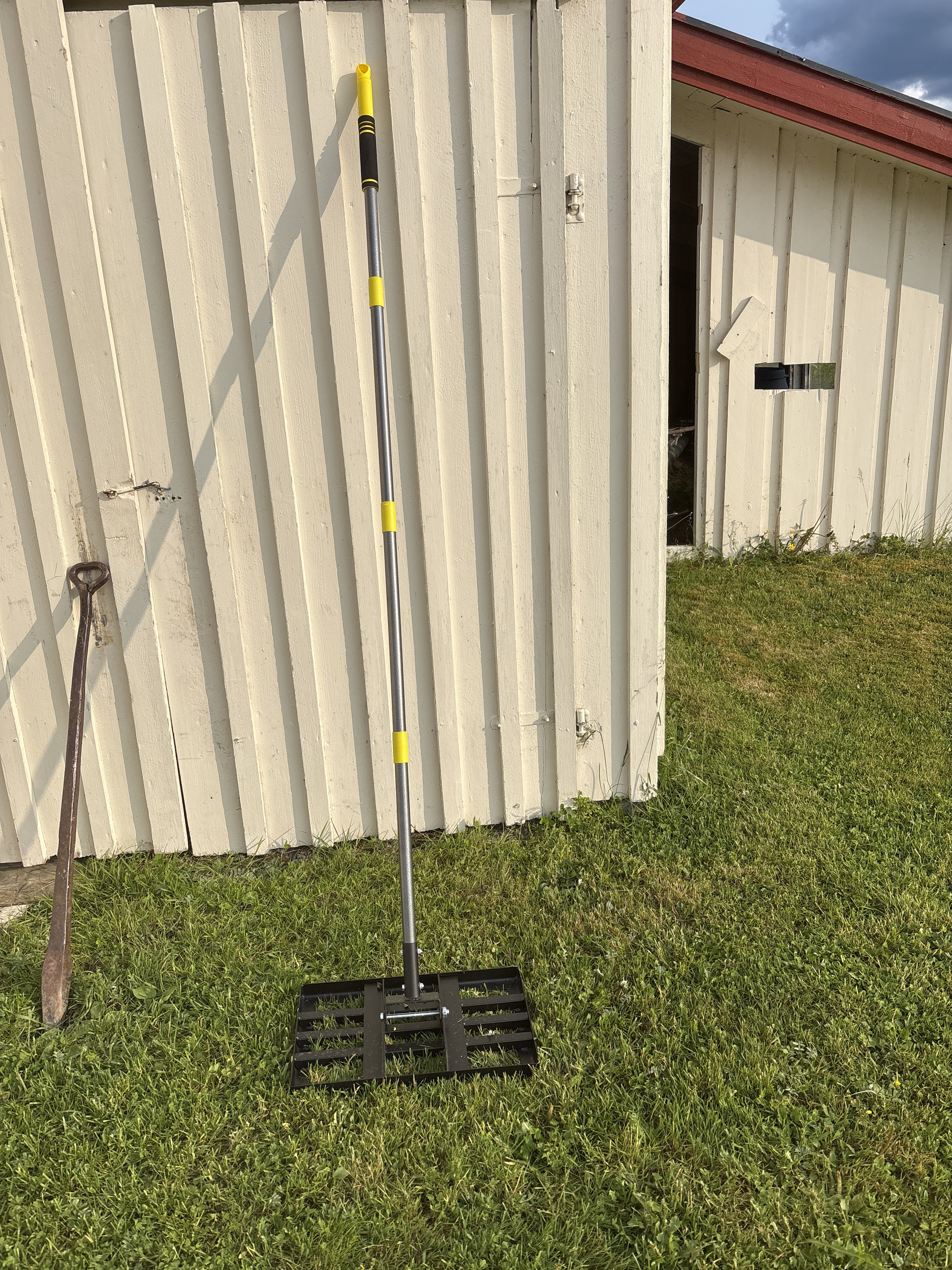 Dress rive for enkel planering og toppdress av plen