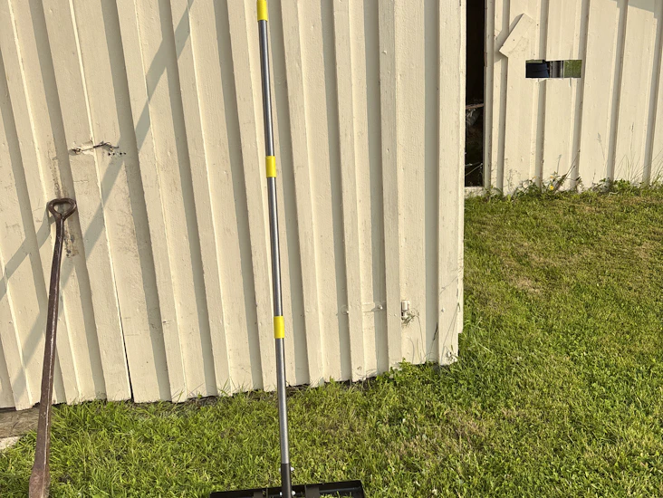 Dress rive for enkel planering og toppdress av plen