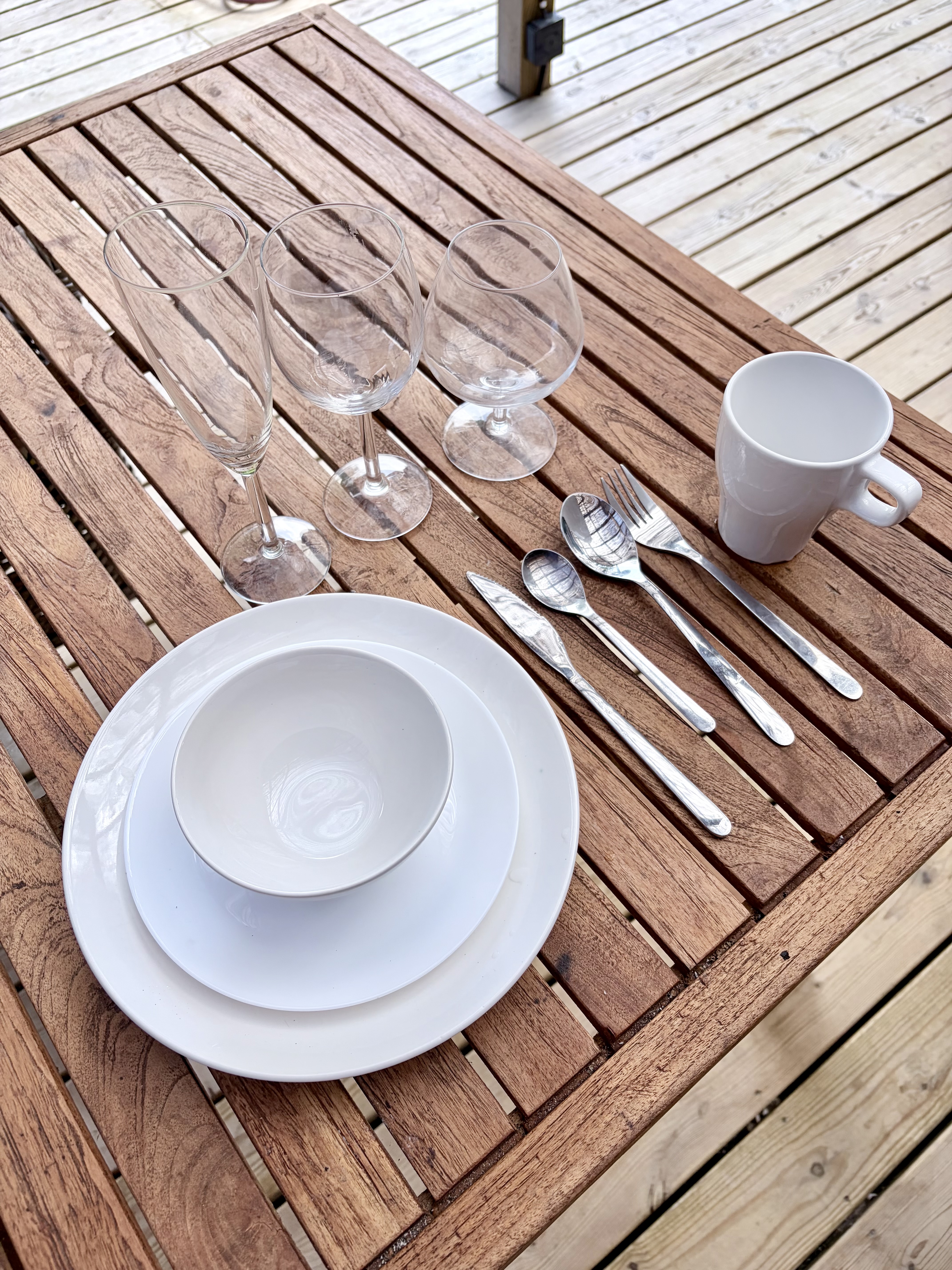     hyr komplett servis & glas för upp till 26 personer 🥂