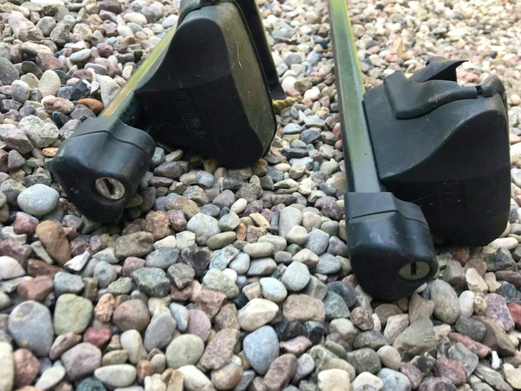 Takbågar låsbara för reling