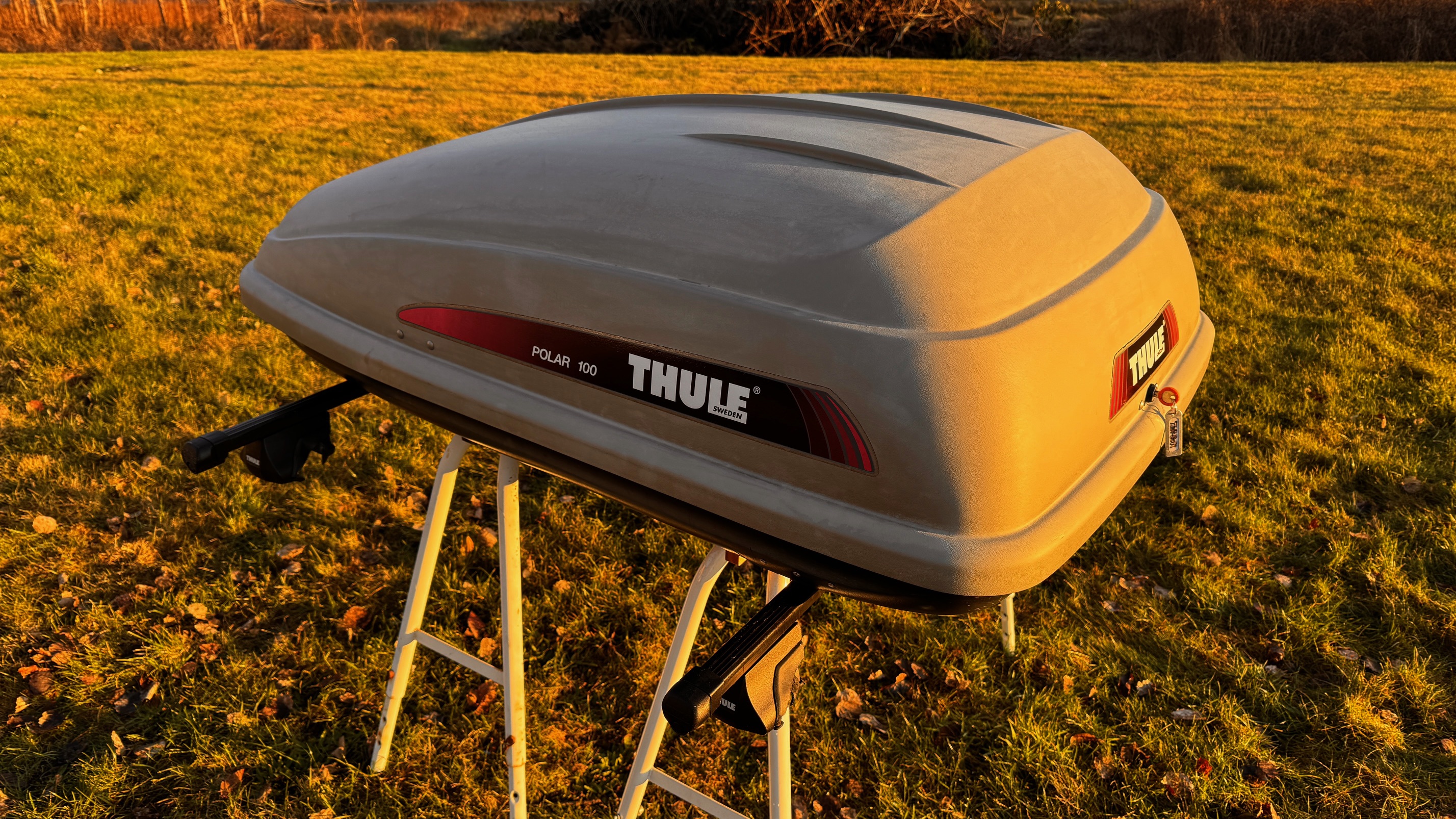 Thule polar 100 takbox – komplett med takräcken för rails