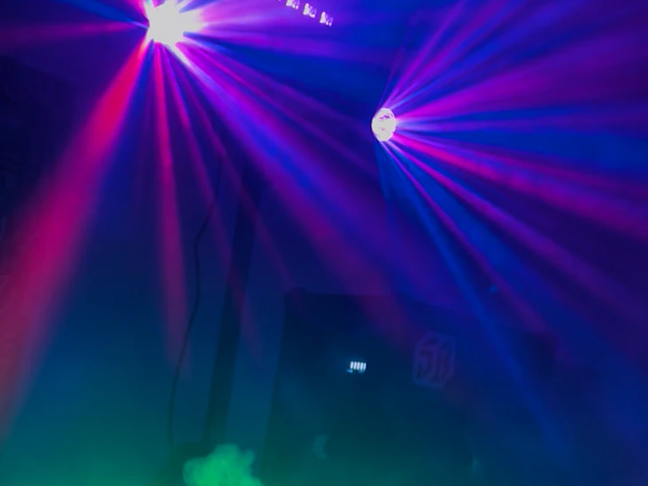 Discoljus & rökmaskin – gör vardagsrum till dansgolv!