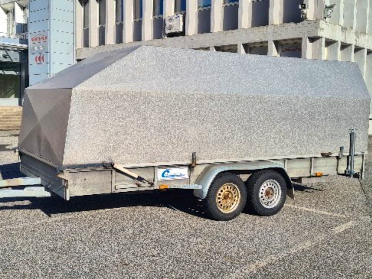 Lukket biltransporter.