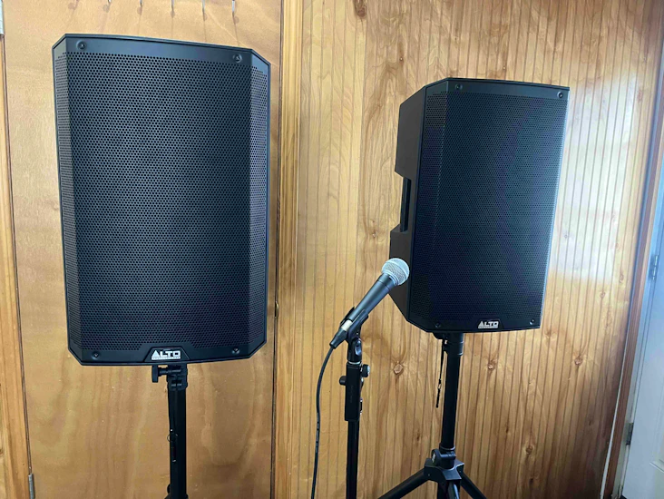 2 alto professional ts315 2000-watt 15-inch powered speakers with sure sm58 mic