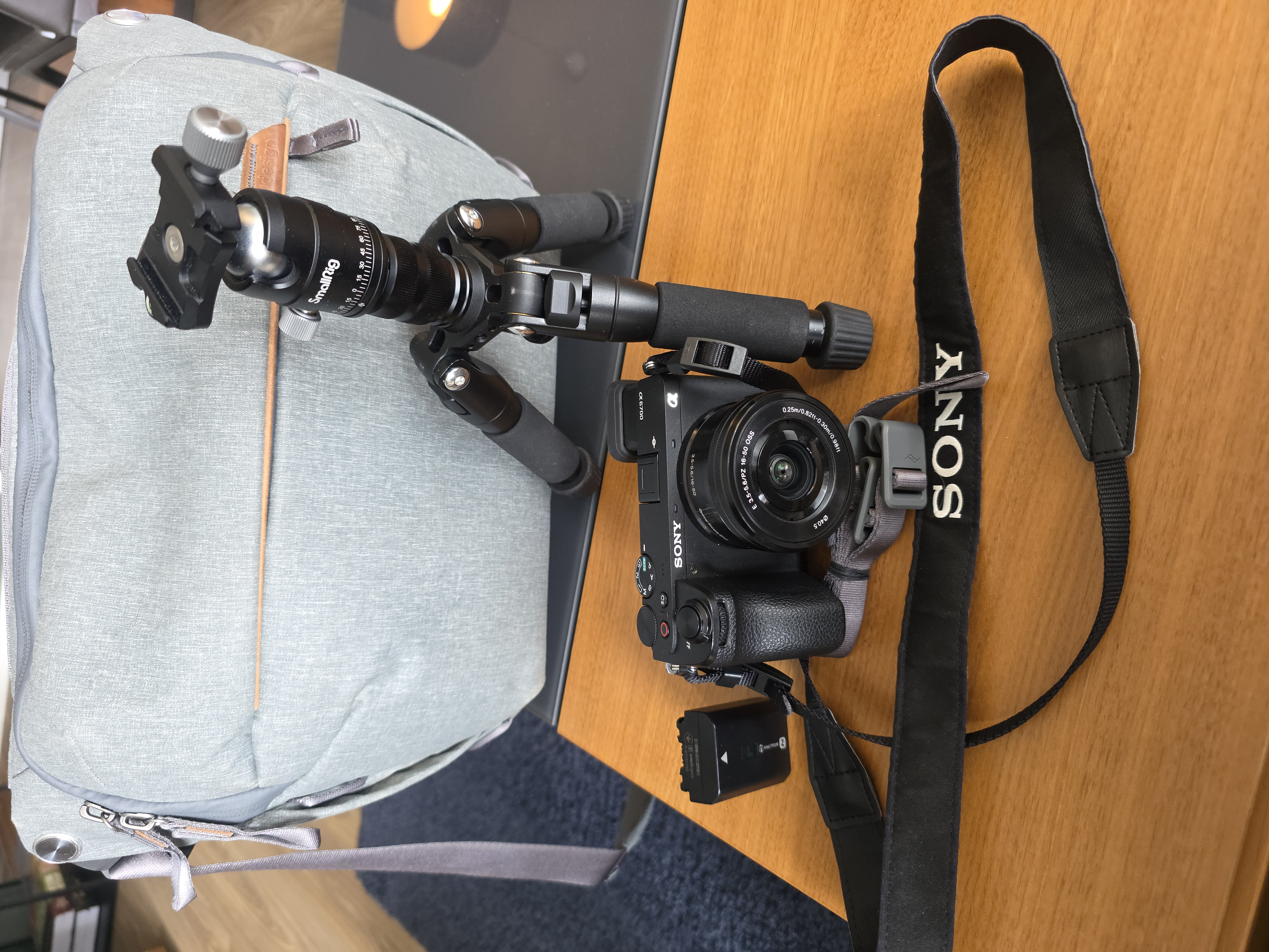 Sony a6700 med stativ og kamerabah
