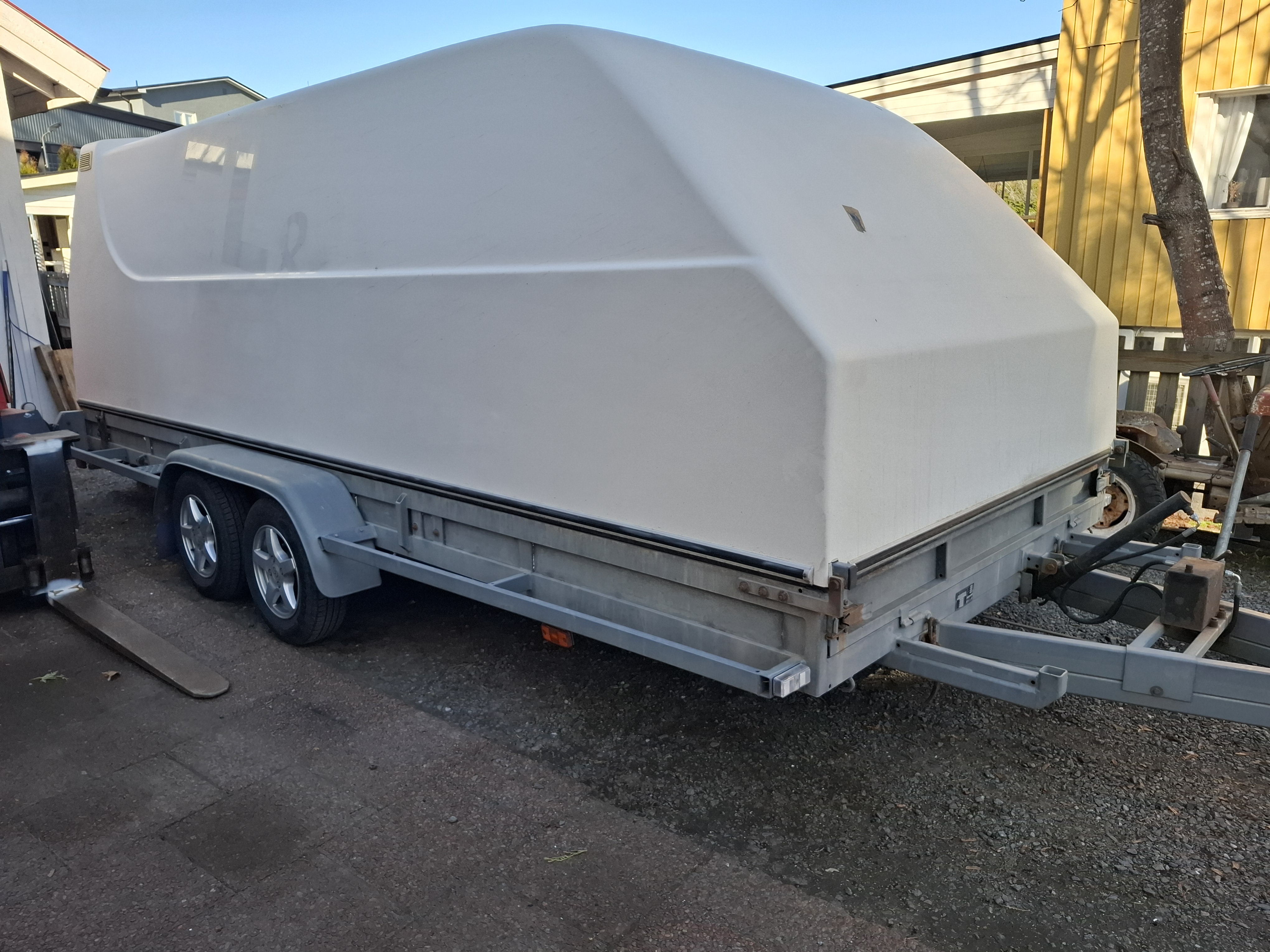 Biltrailer med kåpa