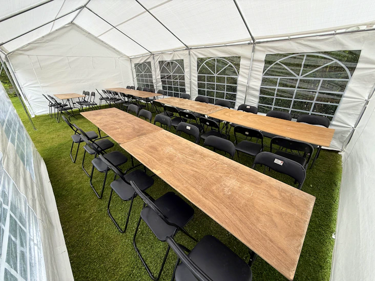 9 bord och 70 stolar