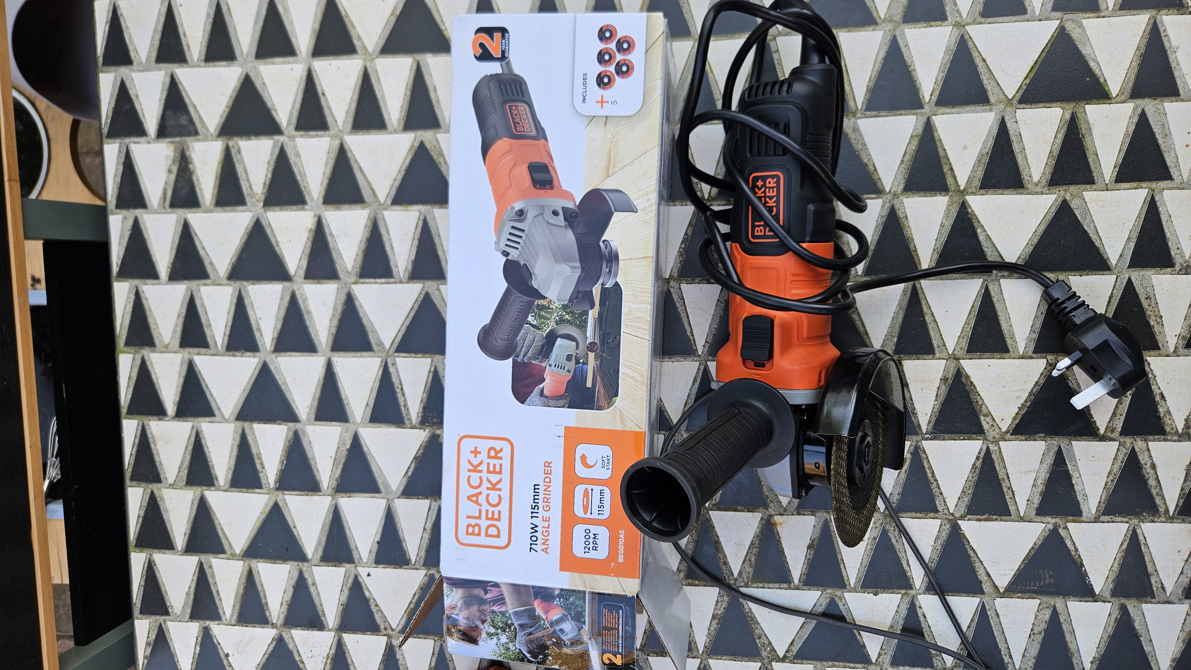 Bosch angle grinder with metal cutting disc