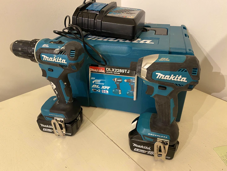 Verktygspaket makita borrskruvdragare och slagskruvdragare och snabbladdare och 2x batteri