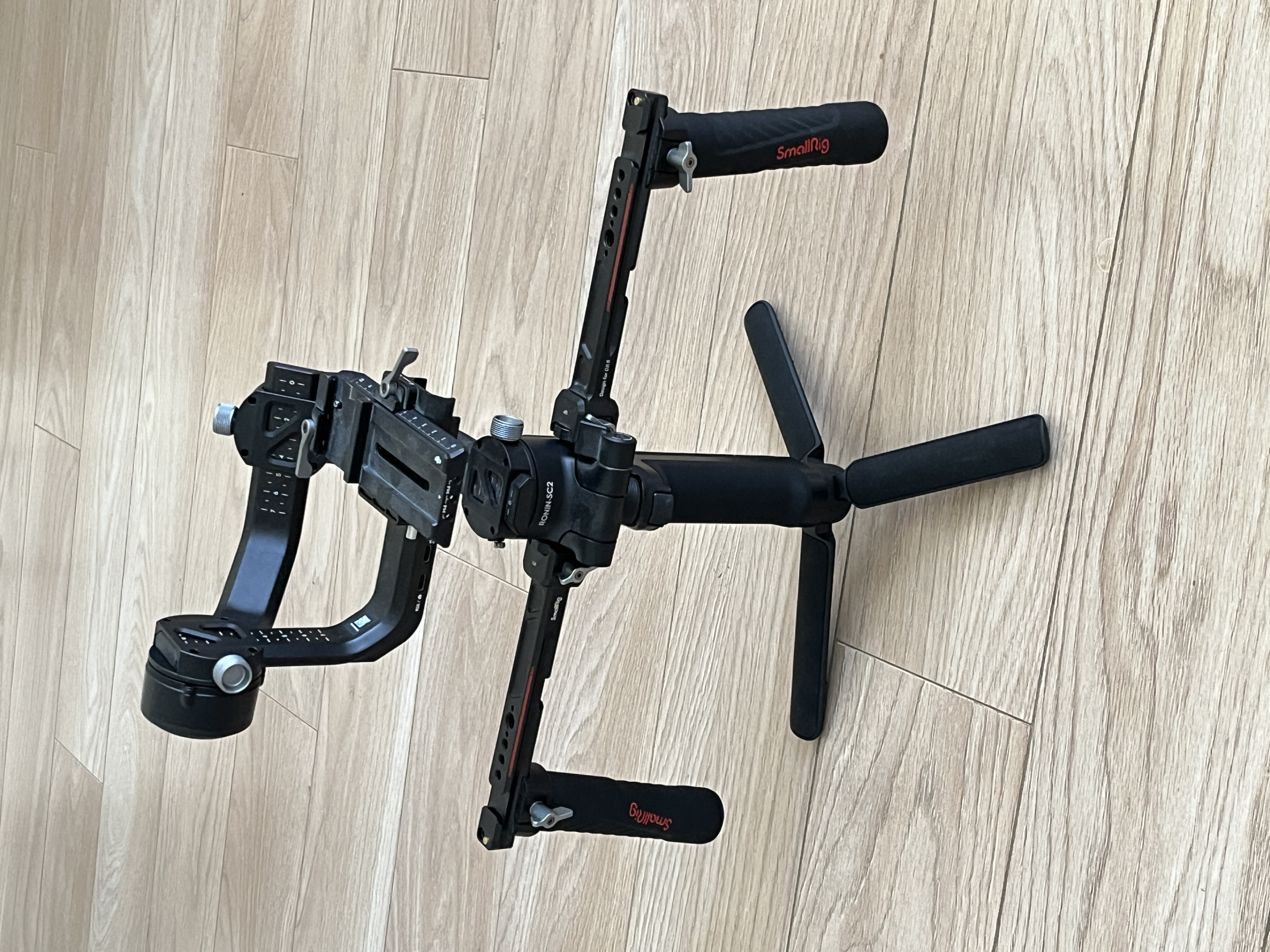 Dji rsc 2 -gimbaali sivukahvoilla 