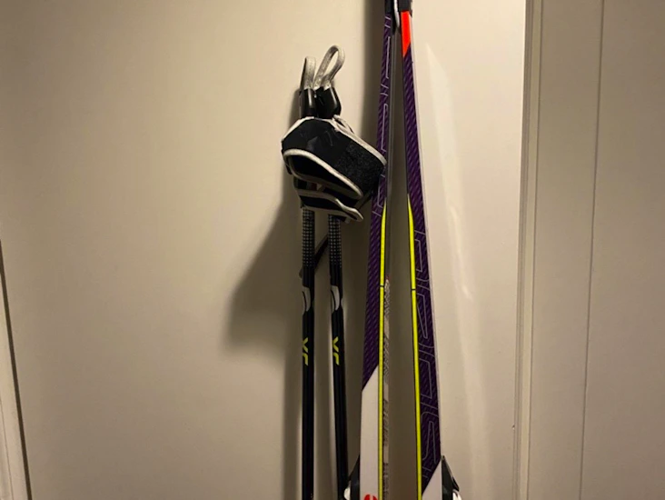 Längdskidor med skins, stavar & pjäxor