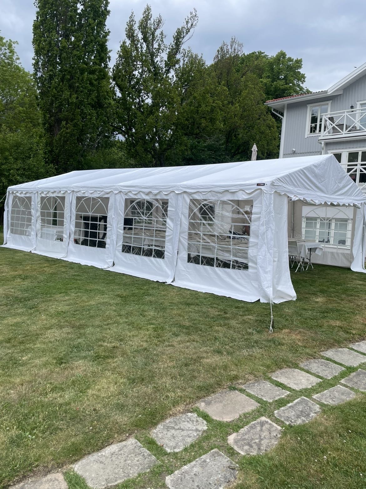 Partytält 4x8m, bord och stolar samt montering