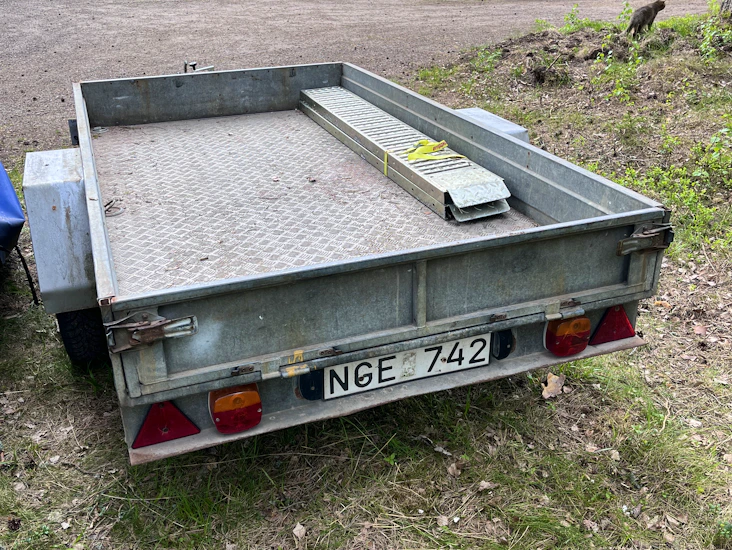 Släp med kapell och ramper