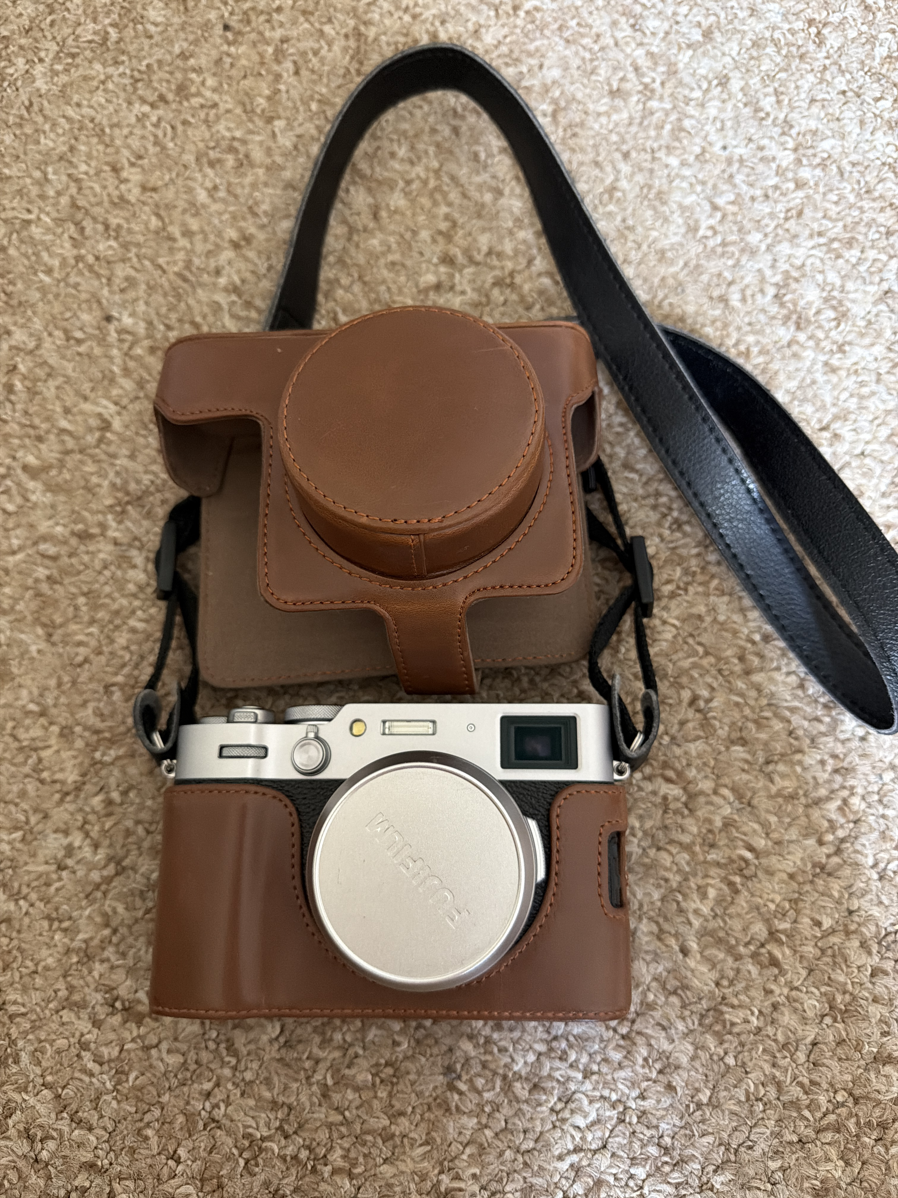 Fujifilm x100vi + strap + extra battery + 32gb sd card