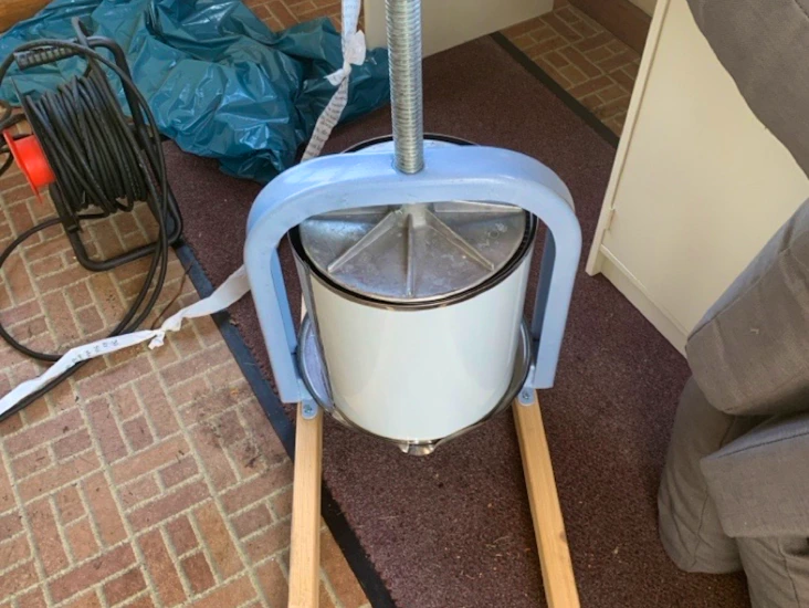 Fruktkross och rostfri fruktpress (mustare)