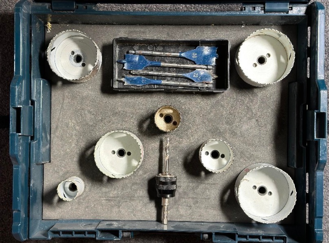 Hullsagsett bestående av tolv hullsager