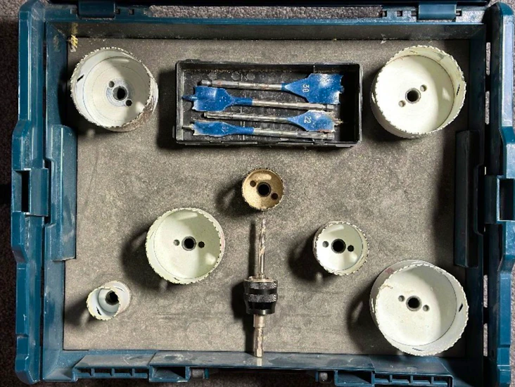 Hullsagsett bestående av tolv hullsager