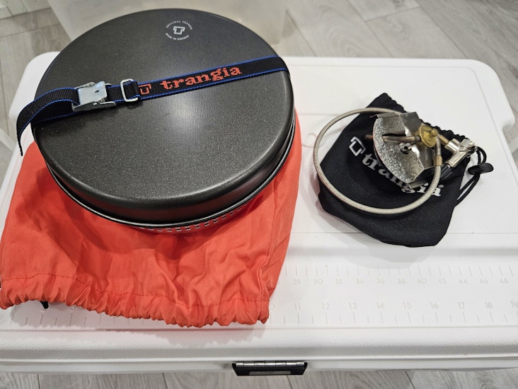 Trangia 25-4 ul kaasupolttimella suojapusseineen.