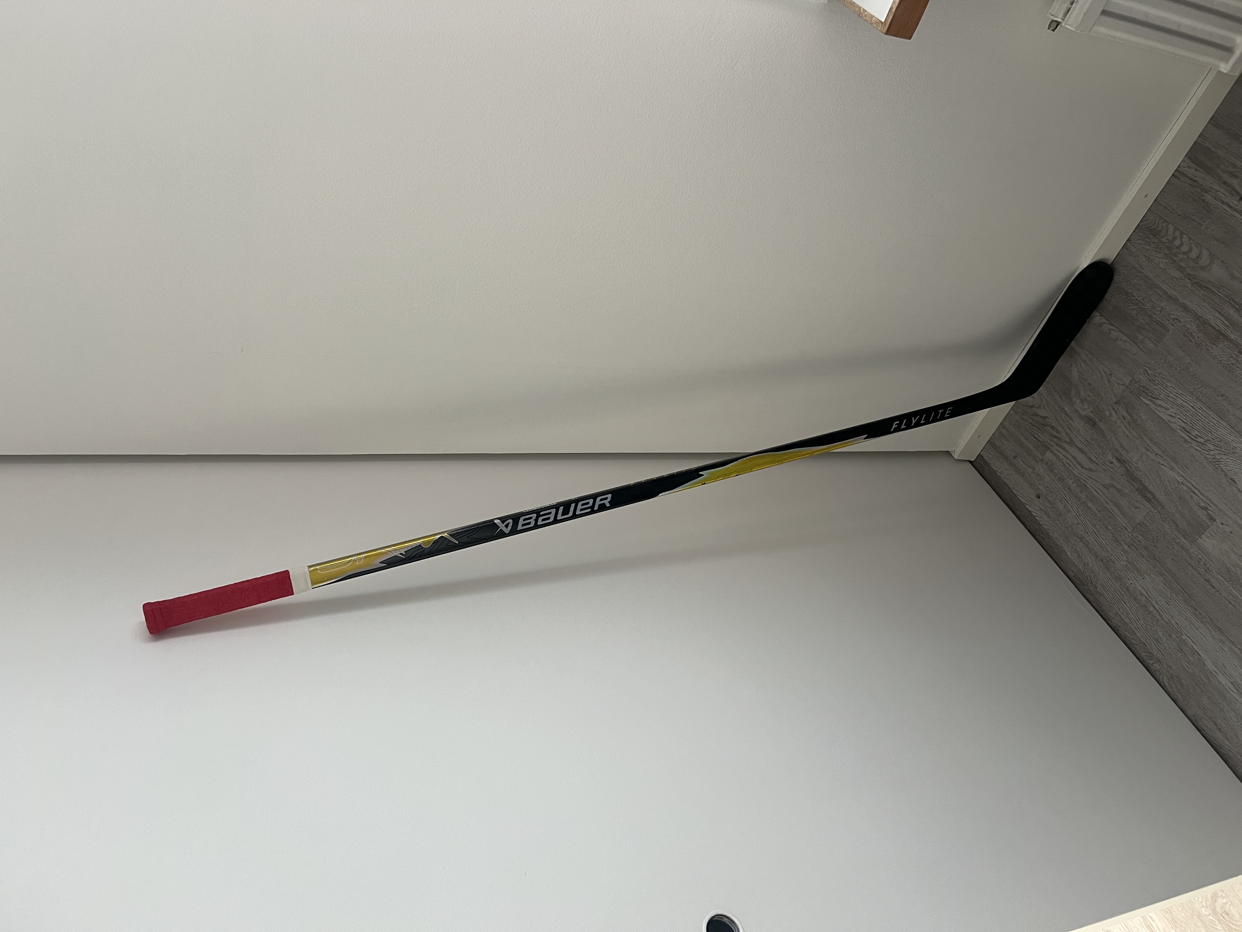 Vuokrataan bauer vapor flylite custom jääkiekkomaila 77 flex left