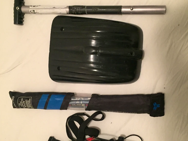 Skredsøker, spade og søkestang