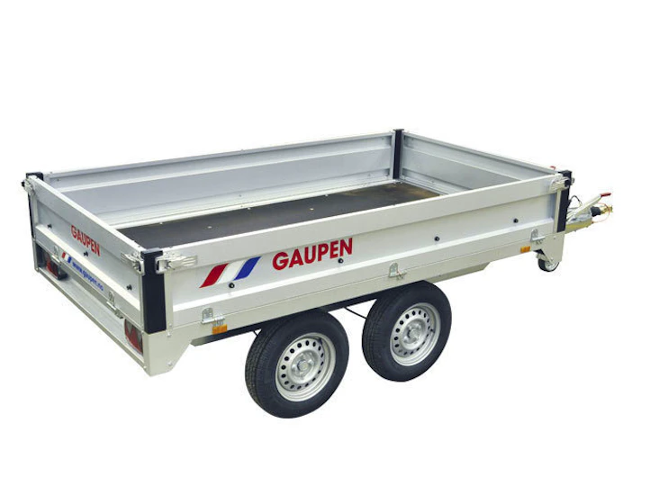 Åpen boogi-tilhenger med presenning