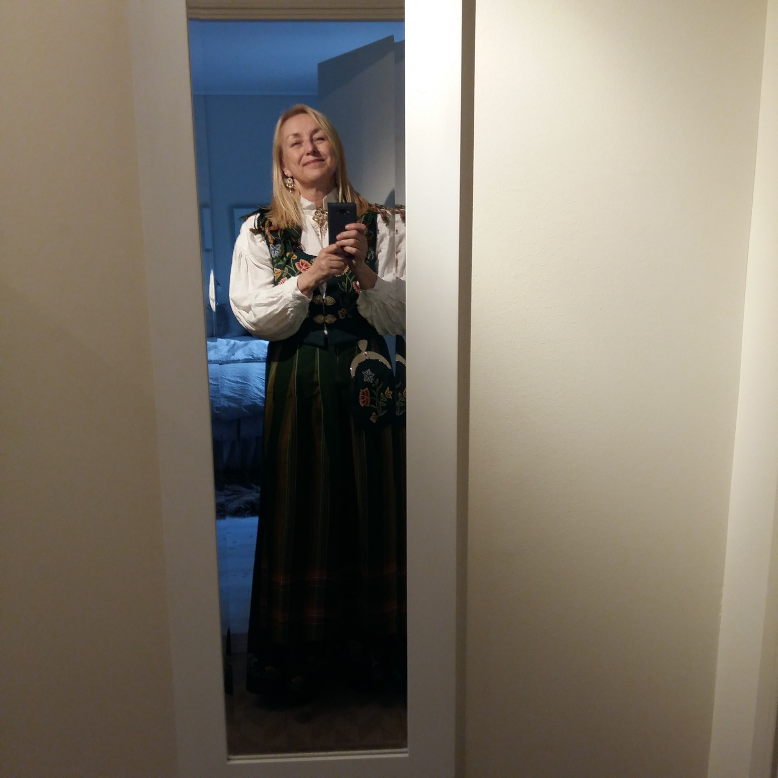 Vakker nordlandsbunad til leie