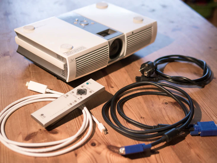 Se film på veggen med projektor