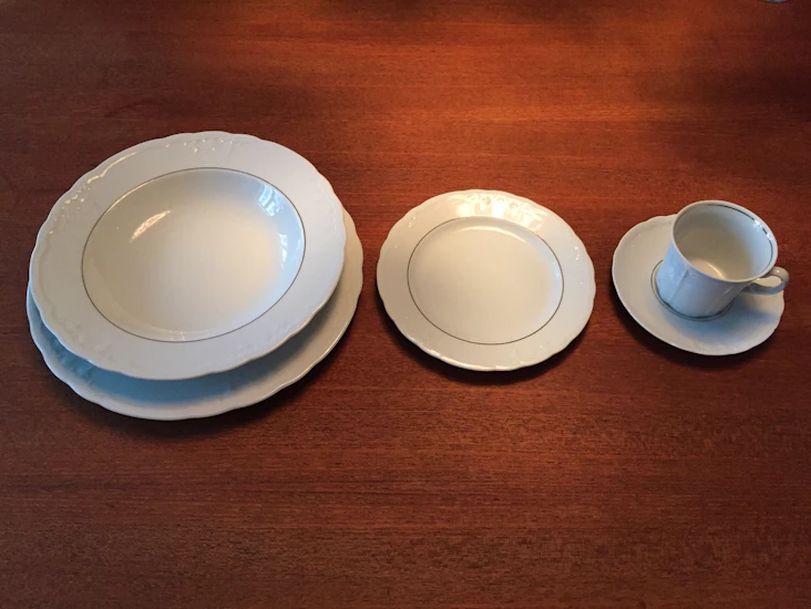 Servise (middag og kake) til 10 pers