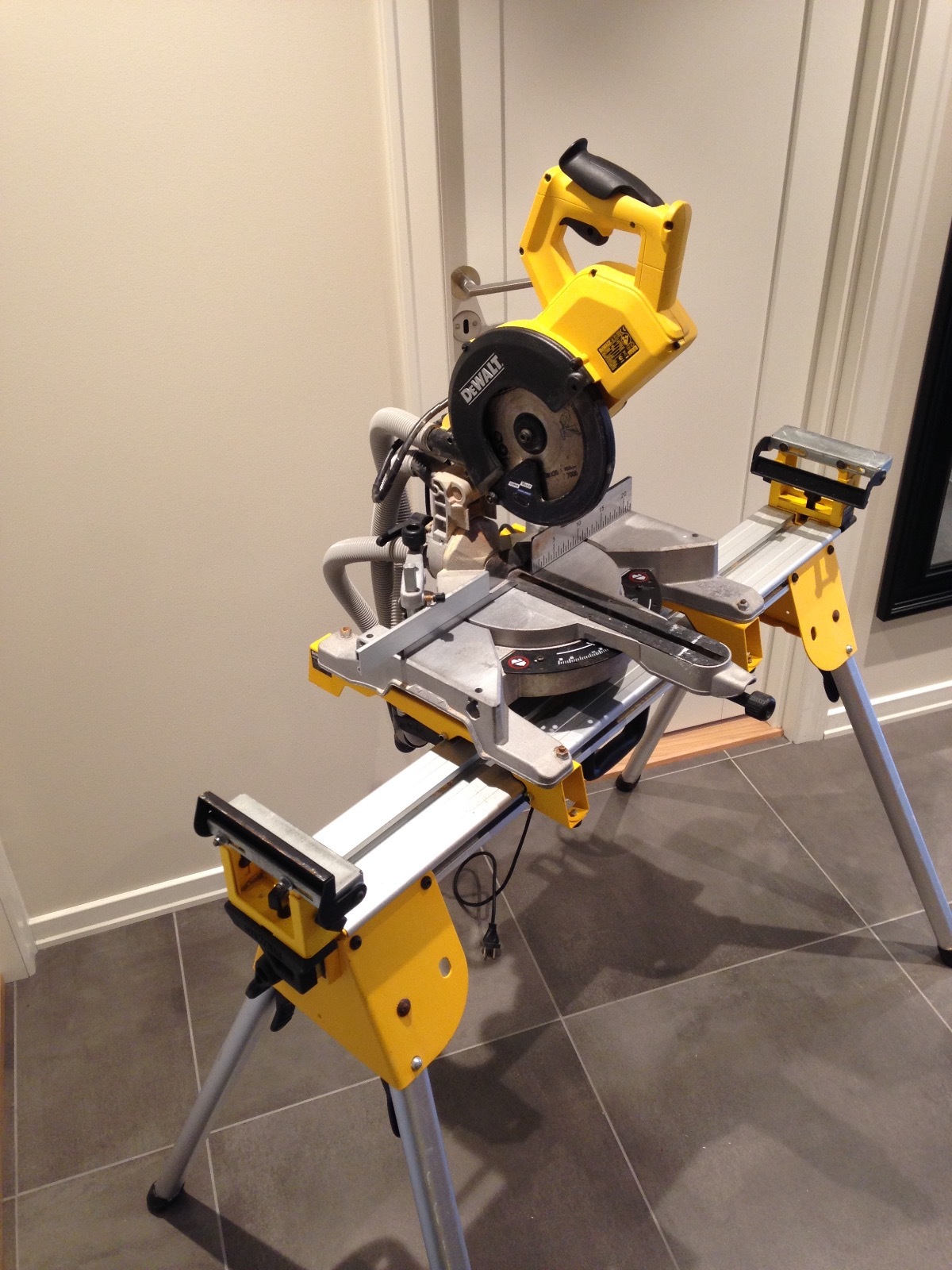 Dewalt kapp og gjærsag med stativ