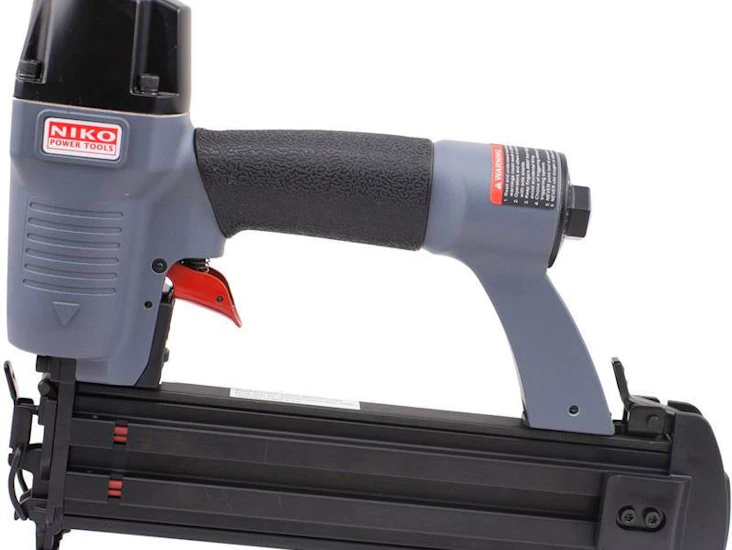 Spikerpistol og kompressor for rask festing av all listverk