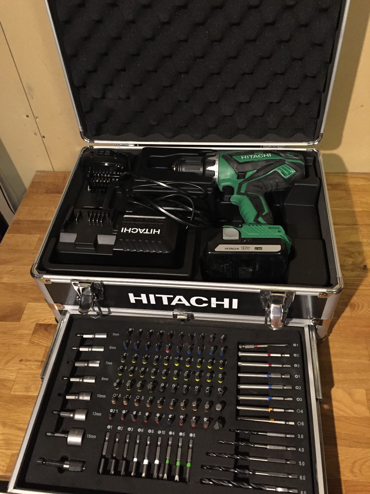Hitachi borskrutrekker