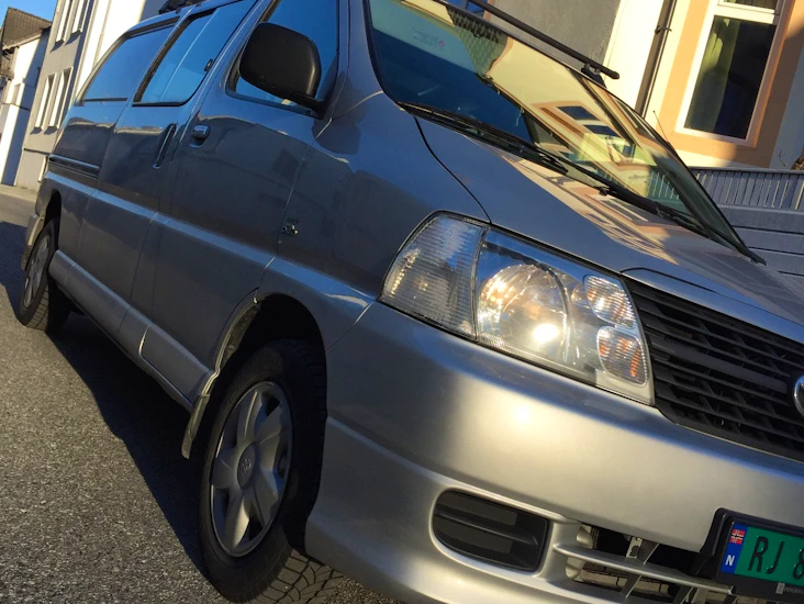 Billig stor varebil til leie ( toyota hiace)