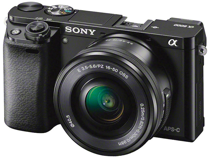 Sony a6000 med objektiv og minnekort