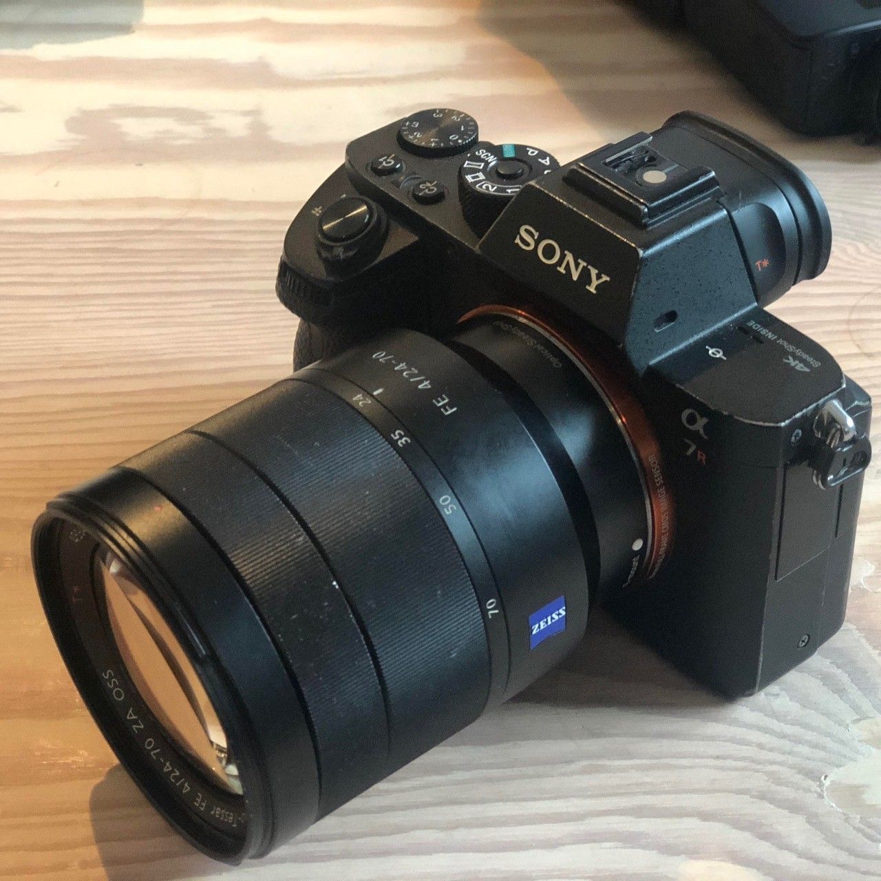 Sony a7r ii + zeiss 24-70mm + 4 batterier + 64 gb minnekort