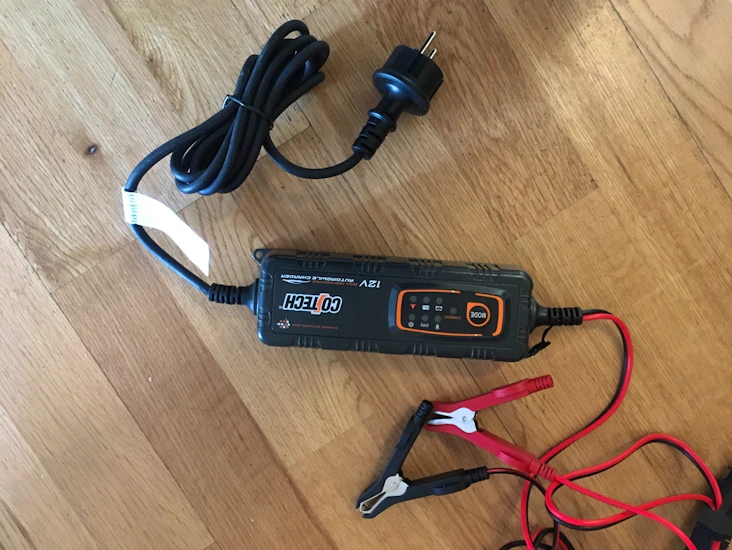 Batterilader: passer til motorsykkel og bil