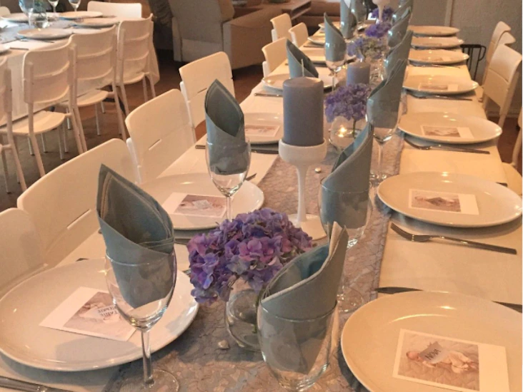 Bord, stoler, bestikk, servise mm til leie.