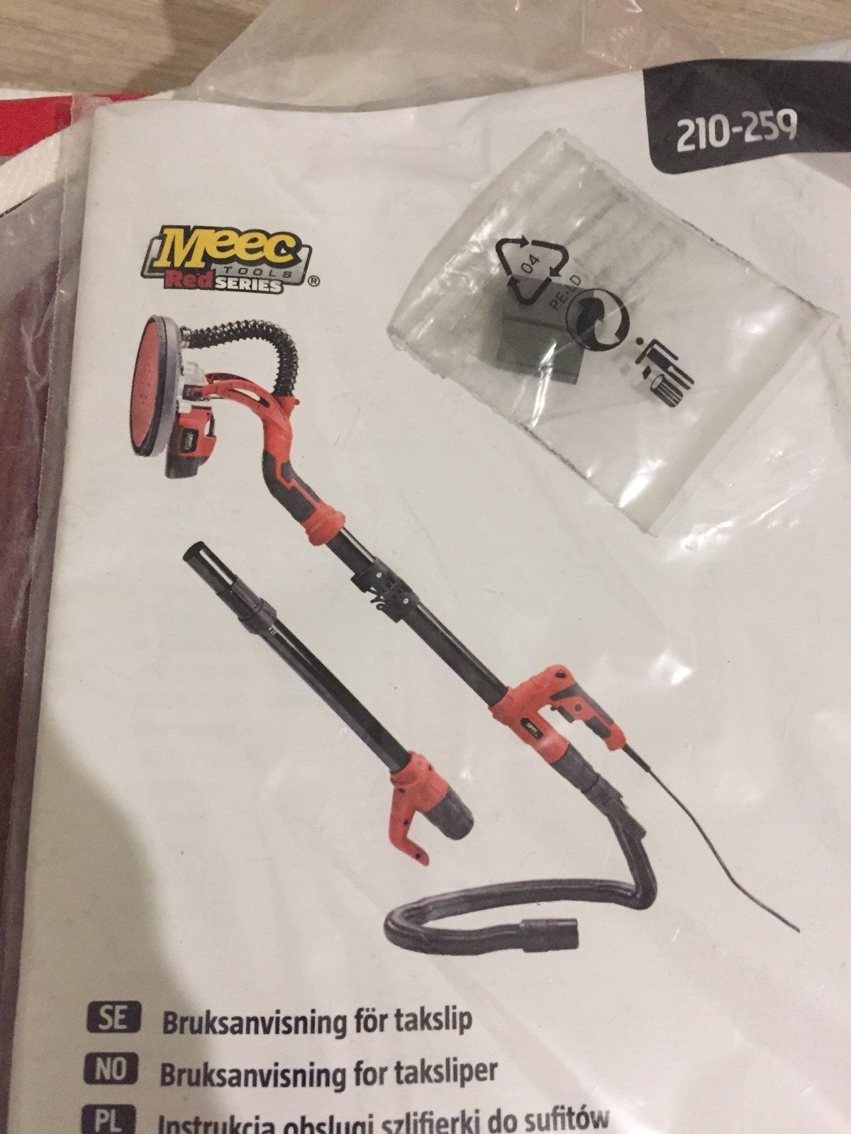 Tak- og veggslipemaskin og støvsuger.