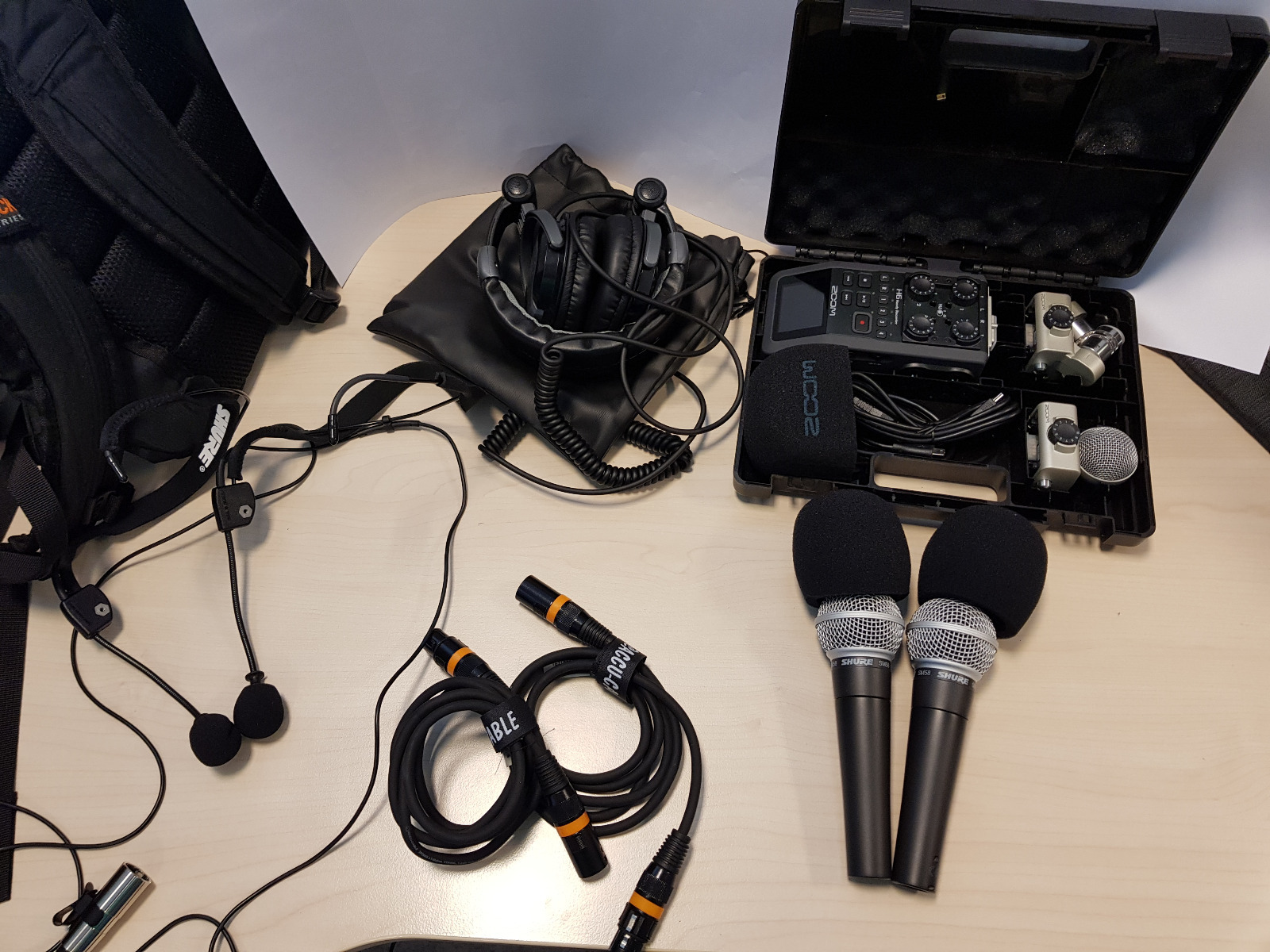 Lei Zoom H6 med bøyle mikrofoner og håndholdte av Christian Lei Zoom H6 med Shure SM58 mikrofoner av Christian L i