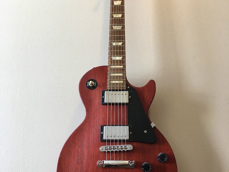 Gibson les paul studio.