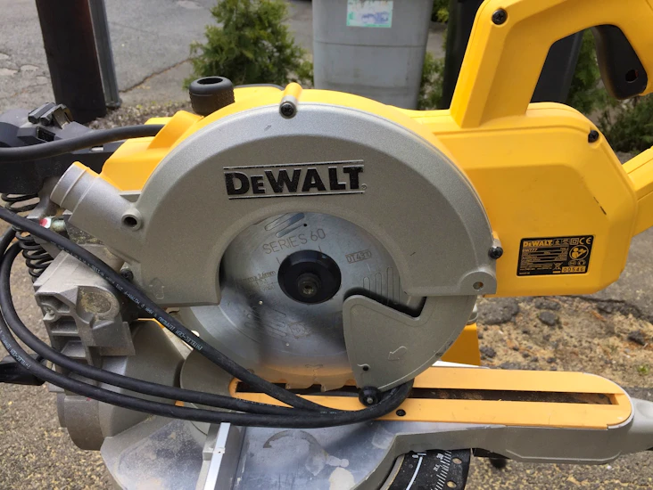 Dewalt kapp og gjærsag, med arbeidsbord